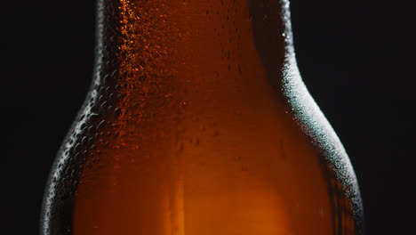 Nahaufnahme-Von-Kondensationstropfen-Auf-Einer-Rotierenden-Flasche-Kaltem-Bier-Oder-Erfrischungsgetränk